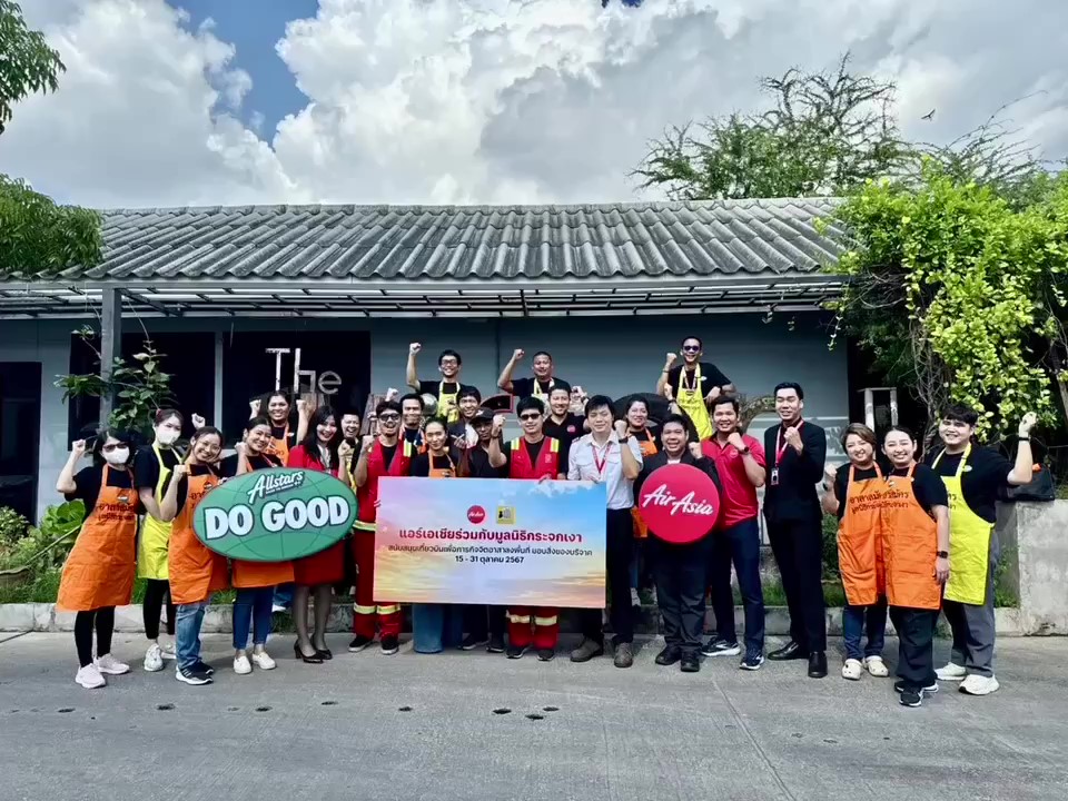 AirAsia joins sorting donated items at the Mirror Foundation to support flood relief efforts in Chiang Rai - Chiang Mai